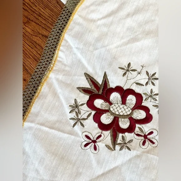 Vintage floral embroidered cream round tablecloth gold accent fringed 71.5” - Picture 7 of 9